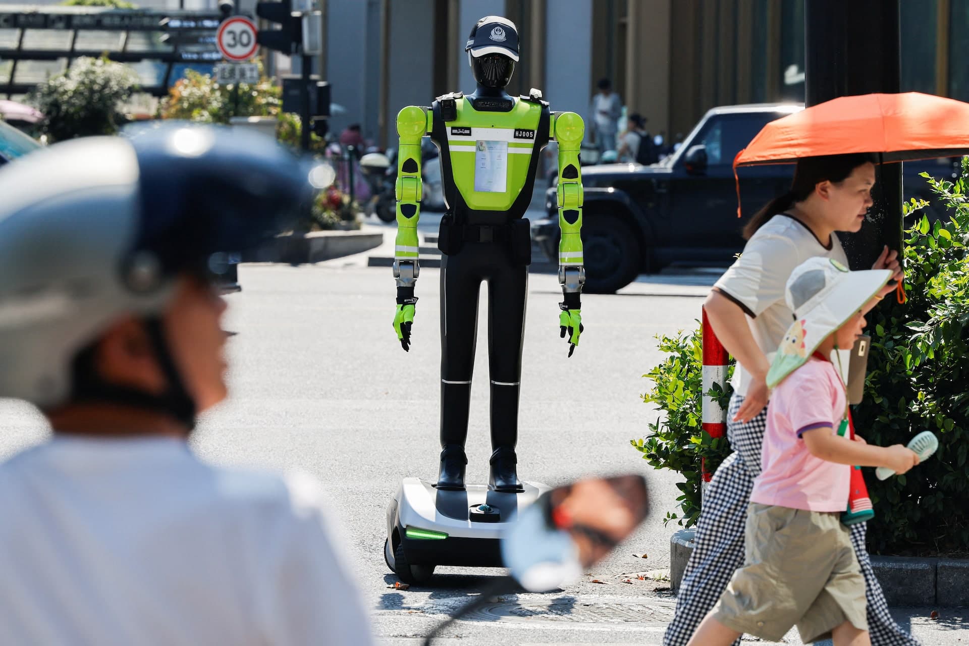 Çin'de robot trafik polisleri sahneye çıktı: Kask takmayan sürücüleri yapay zeka destekli makineler uyarıyor