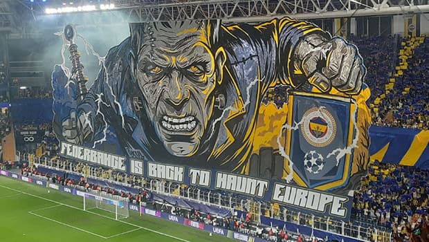 Fenerbahçe taraftarlarından Roma maçında göz kamaştıran Şampiyonlar Ligi koreografisi